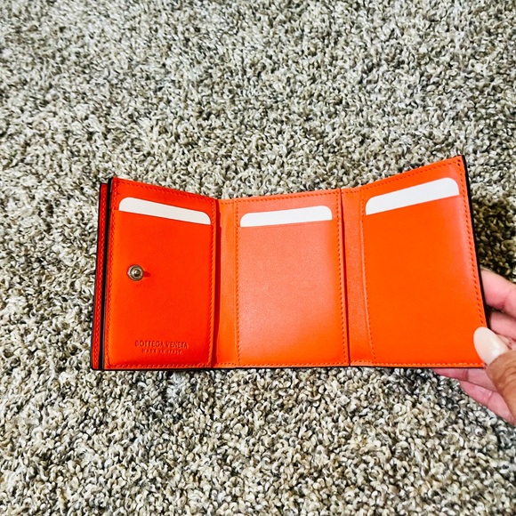 Brand New Bottega Veneta Trifold Leather Wallet. Never used. In its original box - Picture 6 of 7